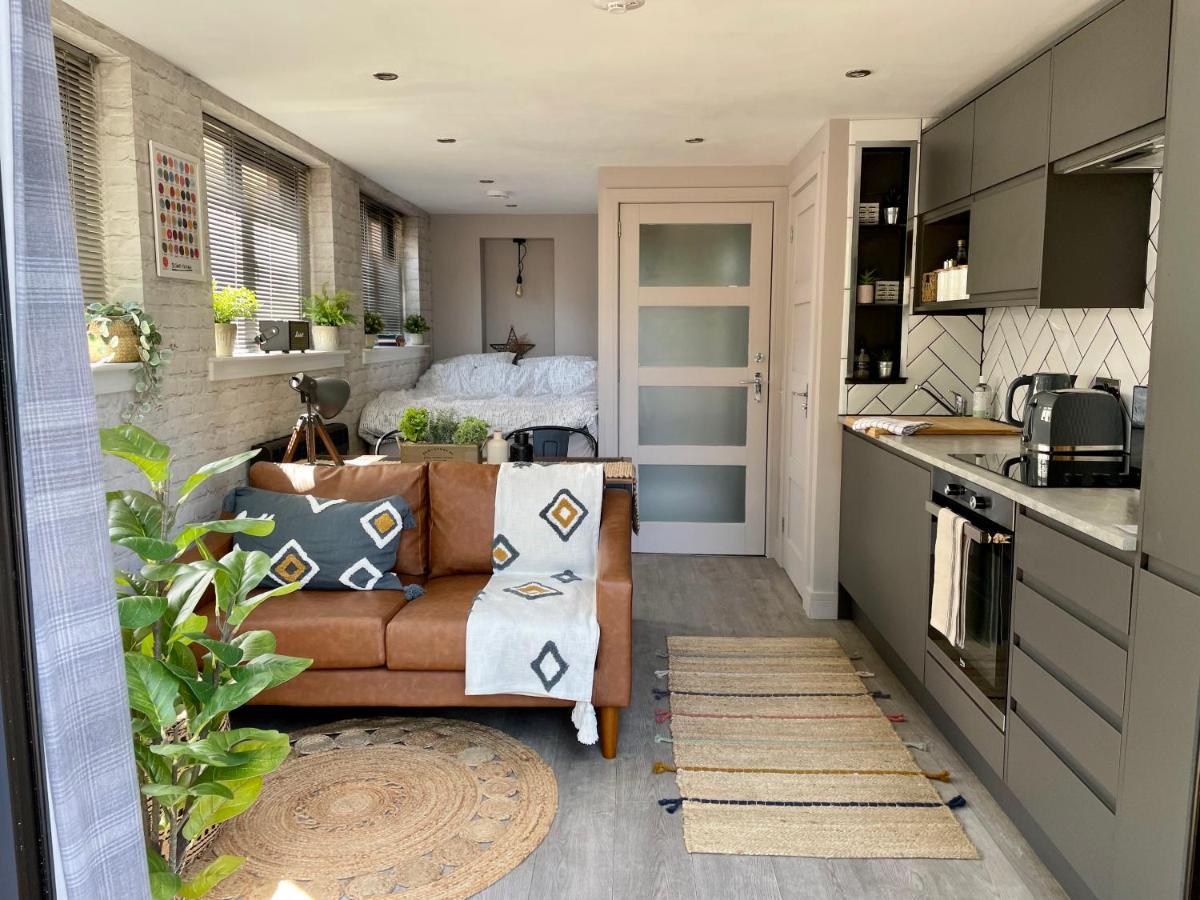 Stylish, Central Studio With Kitchen & Large Deck Fort William Exteriör bild