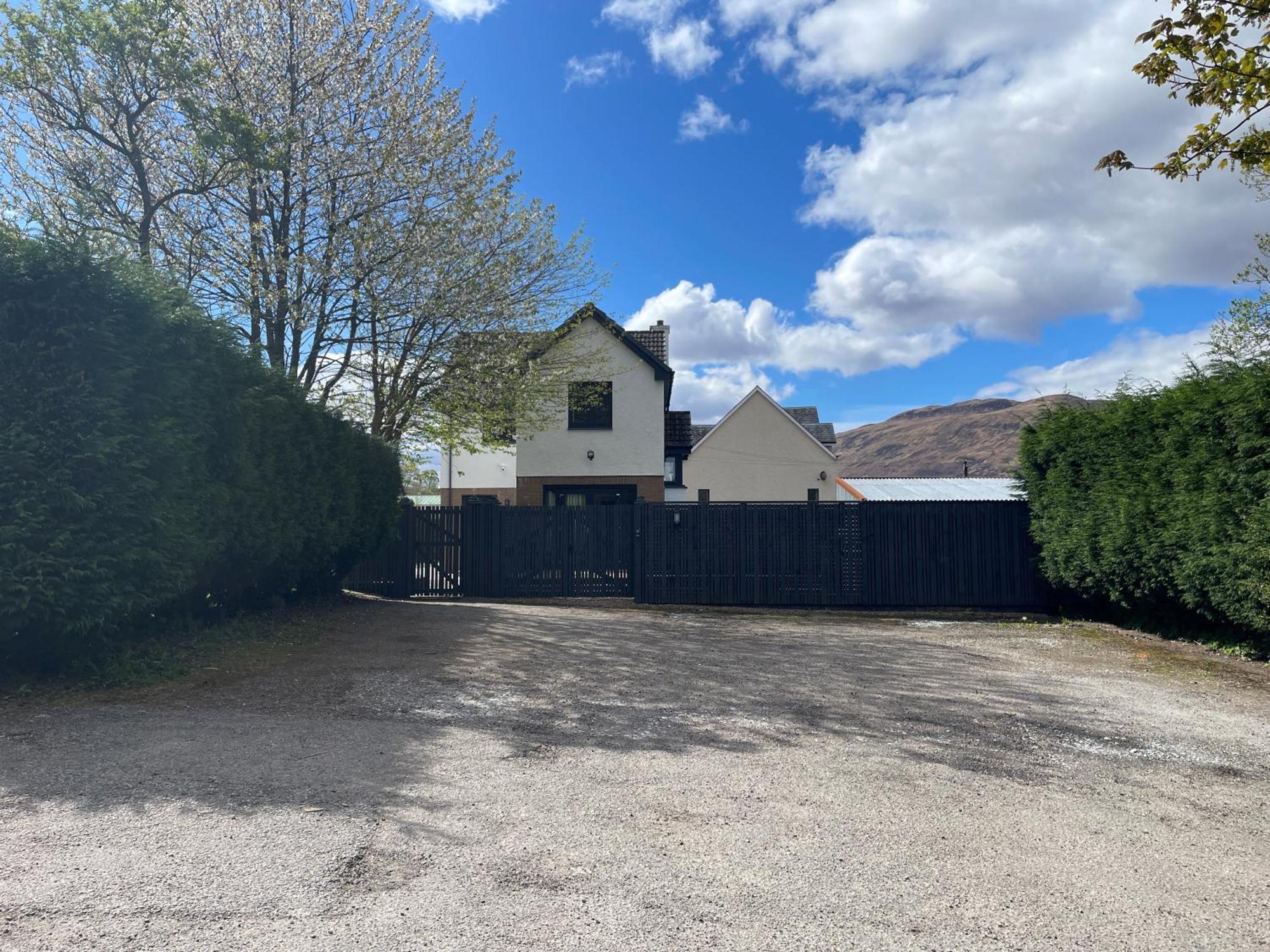 Stylish, Central Studio With Kitchen & Large Deck Fort William Exteriör bild